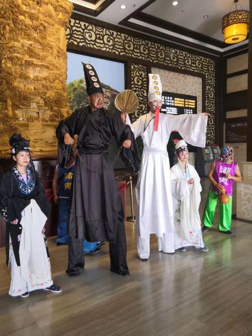 第四天到了丰都鬼城,看见了黑白无常.