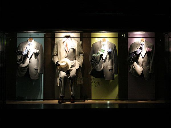 日本名牌服饰橱窗的独特构思橱窗的设计其实也是一门艺术,每个橱窗都