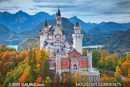 秋季大山中的欧式城堡摄影图片