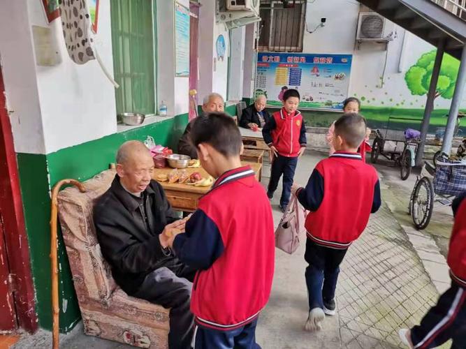 走进社区养老院 尊老敬老爱老 童颜老叟其乐融融--记八小三一班进社区
