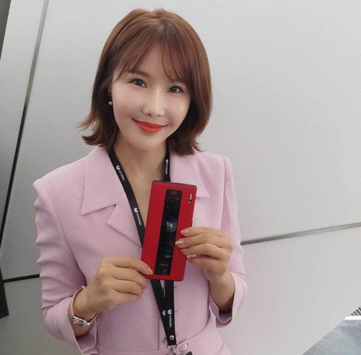 采访钟南山不带口罩的女主持是谁主持人杨雅淇多大结婚照曝光