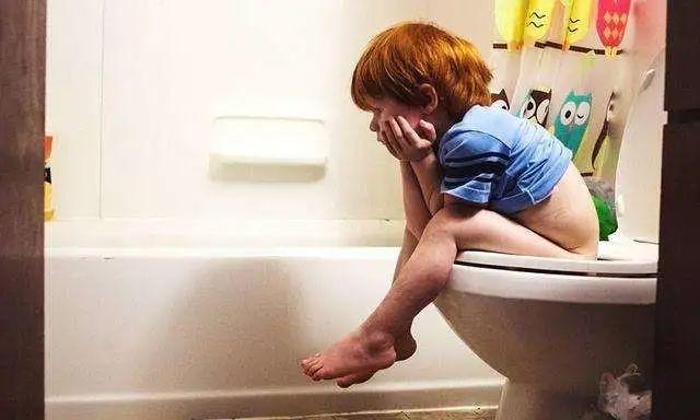 女儿为什么男生站着撒尿女生要蹲着妈妈回答方法值得点赞