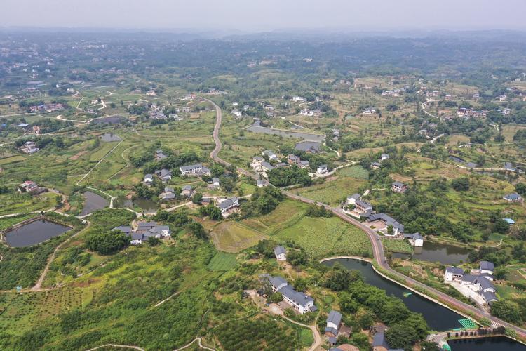这是9月1日在重庆市铜梁区巴川街道拍摄的西郊绿道(中)和周边村落(无