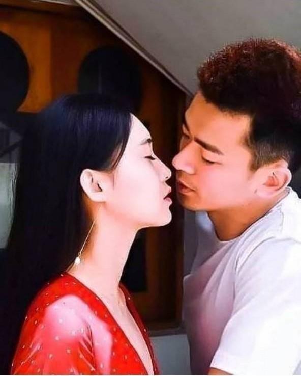 国羽混双名将郑思维晒照秀恩爱,与女友亲密互动