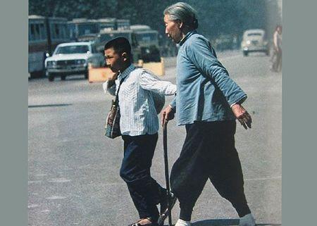 老奶奶领着小孙子过马路