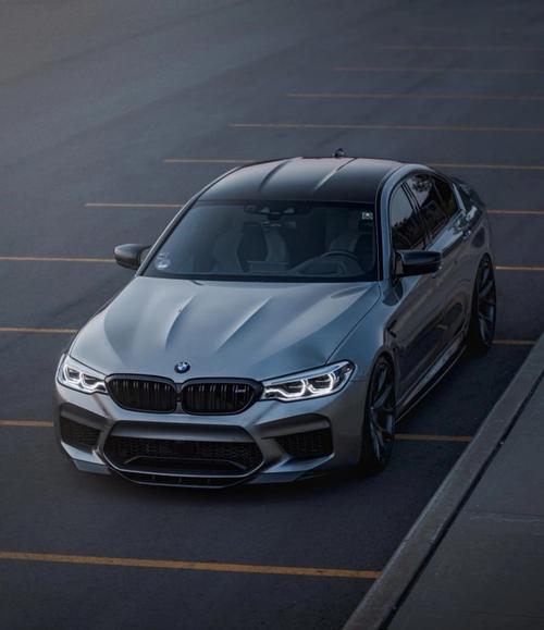 老款m5如今依旧帅气逼人,号称暴力绅士的宝马m5让人着迷