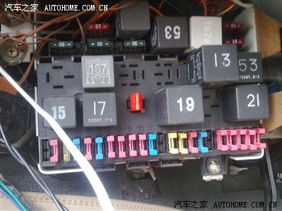 普桑的保险丝 继电器 左上角全是负极加地线