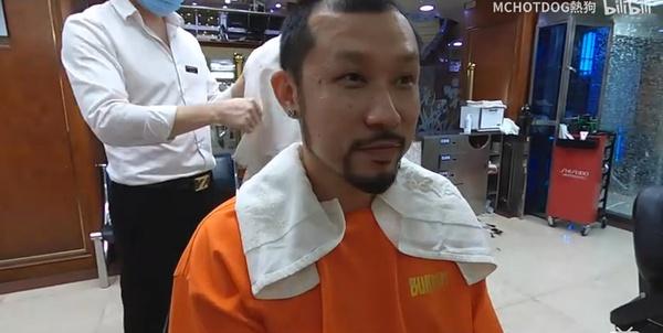 可以好奇一个问题嘛热狗为什么总戴着墨镜