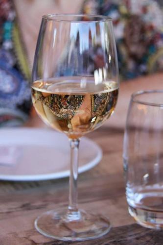 喝葡萄酒如何正确使用酒杯?