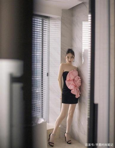 蒋梦婕简直是开挂,一袭蓝色抹胸裙开叉到"腰部",性感又撩人