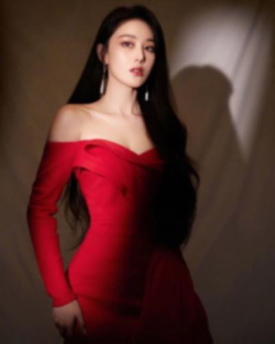 张馨予红色礼服勾勒出性感身姿,魅惑眼神女神范儿十足!