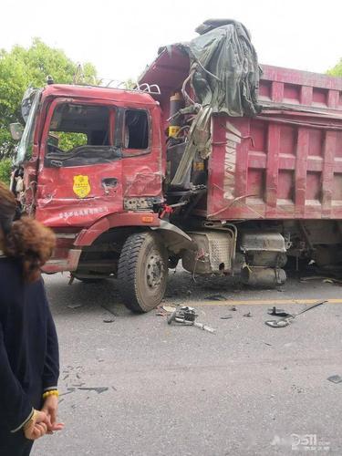 一地血!昨日,镇江车祸,大车司机被"夹"驾驶室中