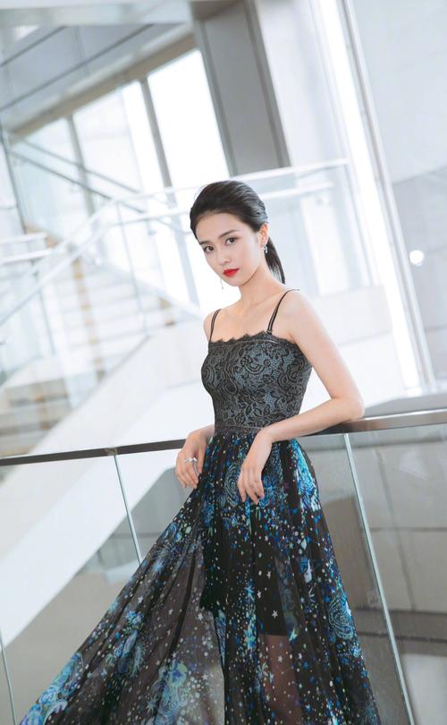 白鹿 美拍 时尚印花吊带长裙 清新靓丽