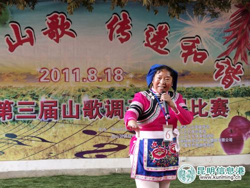 昆明西山区团结山歌调子会吸引上千市民