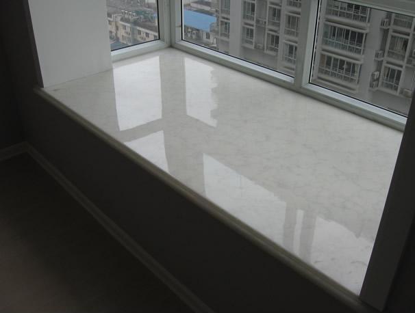 现在的大理石价格比较便宜,装修时做飘窗的台面还是不错的,平整光滑