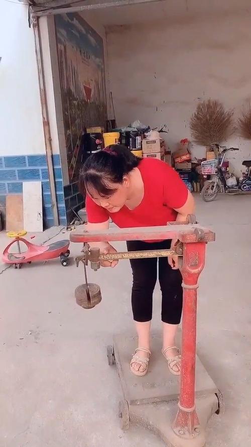 农村大姐称体重,怎么都称不出来,绝对是哪里出了问题!
