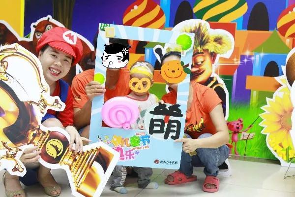 参加活动前,先来拍照墙"卖个萌"