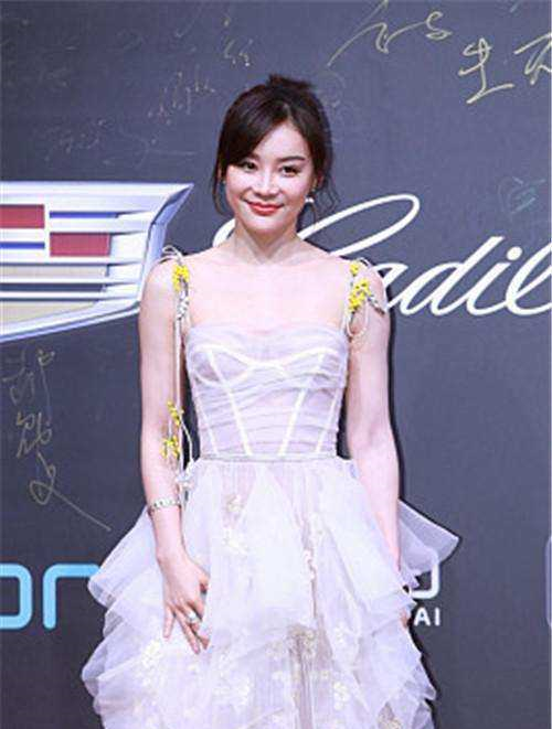 袁姗姗一件白纱吊带长裙,雪白的肌肤,网友不像是31岁的人!