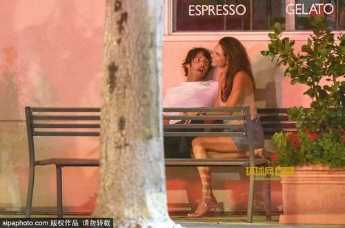 亚历山大安布罗休与意大利新男友街头接吻亲热甜蜜十足