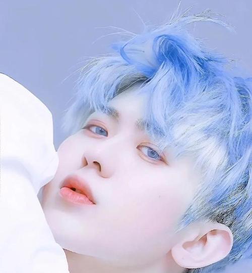 蔡徐坤蓝色头发造型曝光这是撕漫男吧
