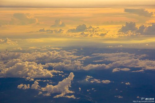 飞机上拍云层