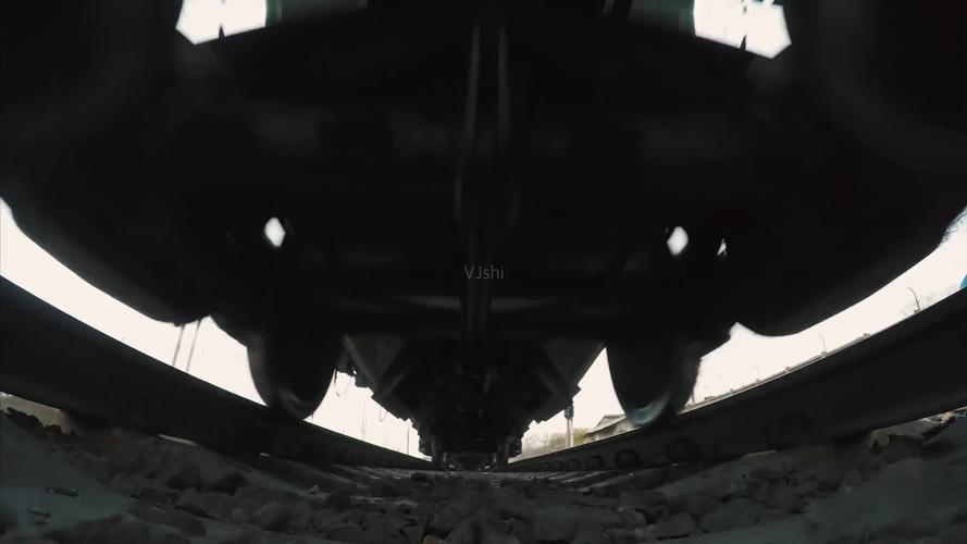 铁轨铁道火车车轮压过主观镜头仰拍_1920x1080_高清