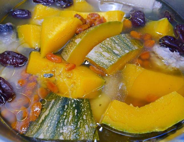 南瓜红枣鸡汤 止咳护肝的春夏汤品