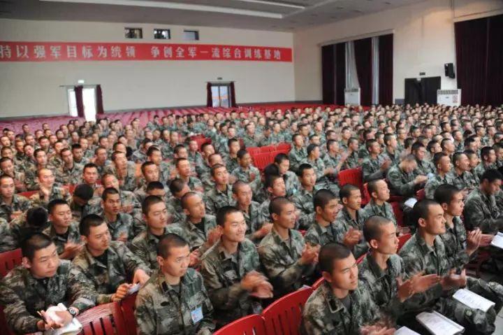 陆军派来俩大校这个训练基地的新兵沸腾了