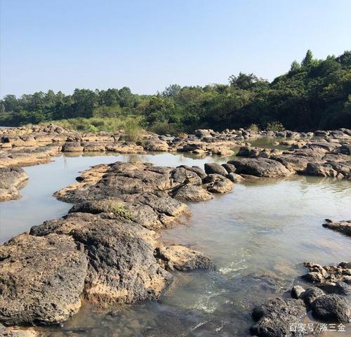 临高县百仞滩,临高八景之一,以稀奇古怪的乱石和石刻