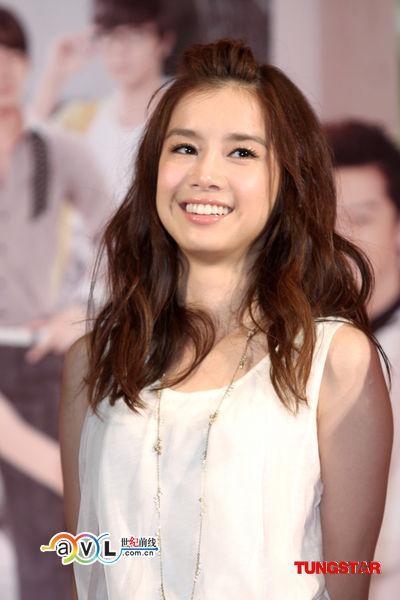 桃花小妹李佳颖的头发是什么颜色的和她是不是大波卷也是什么卷,?