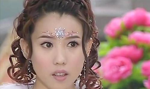 《雪域迷城》中,为什么只有舞阳的妆容跟别人不一样?