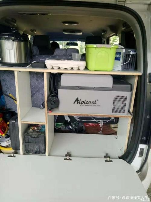 改装后备箱储物空间,这个是根据我个人所带的装备尺寸设计的,水箱