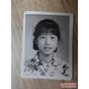 黑白老照片——女孩留影