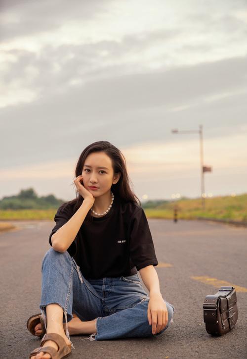 简介:王鸥休闲随性公路写真图片,分享一组王鸥图片给大家,图中的明星