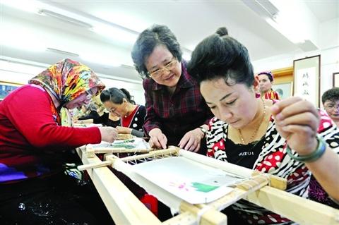 苏绣大师任嘒闲向维吾尔绣娘传授刺绣技艺