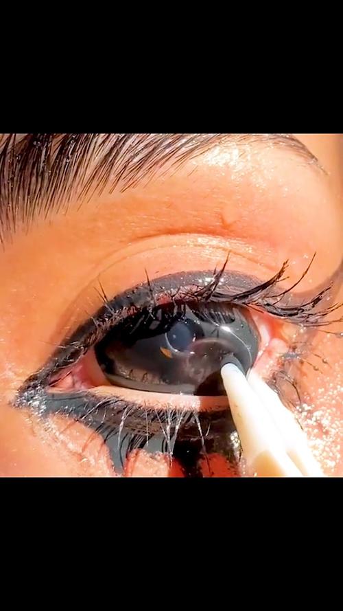 美瞳原来是这样取下来的太吓人了