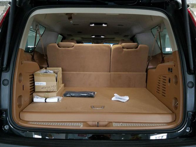 空间方面:凯迪拉克凯雷德加长版宽大后备箱空间,并且通过放倒第二和