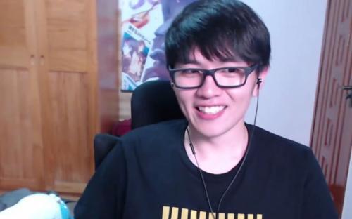 b站 允星河在小橙花之前的一个女朋友是谁?是花花昨天