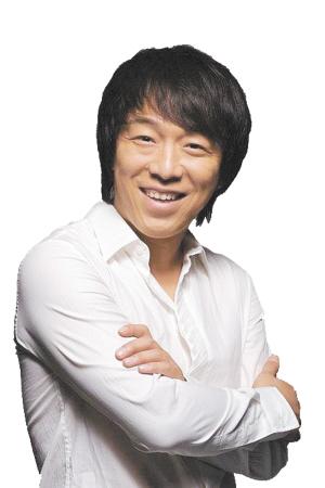 在影片《假装情侣》中担任主演,还演唱了该片主题曲《临时演员》