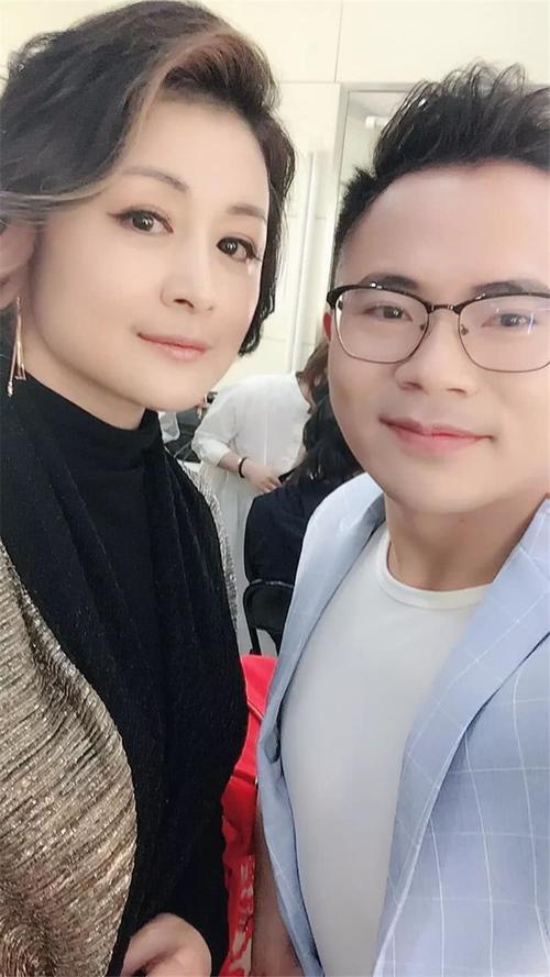 宝应小伙王青和四登央视,做客《综艺盛典》为明星领唱