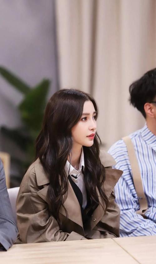 被angelababy惊艳了!穿风衣配小白鞋太时髦,网友:这是哪路神仙