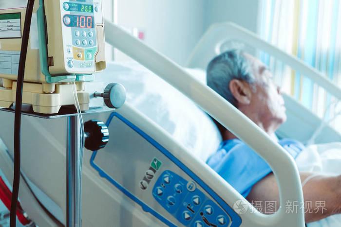 病床医疗中老年患者输液泵图像