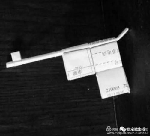 课本制作的纸手枪.
