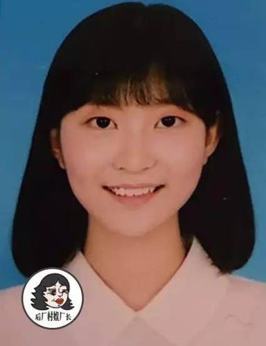 证件照,是不是还好啦第3位 @以马内利厂长:颜值爆表呢,身上穿的是校服