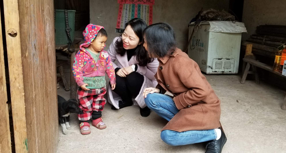 会后,区妇联干部入户走访慰问当地贫困妇女儿童,为她们送去寒冬温暖.