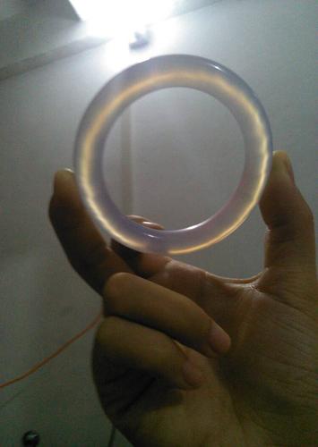 请大家帮忙看一下这是冰种玉髓的镯子吗,看上去还有点