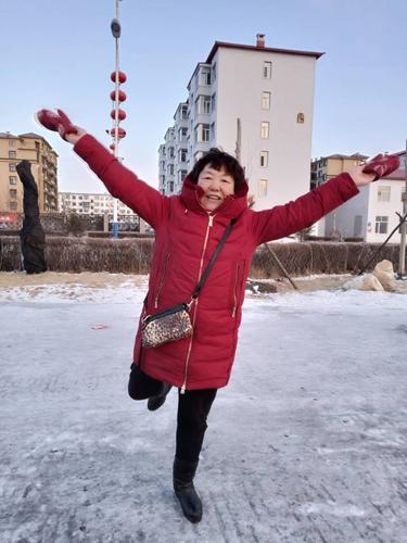 同学欢聚在北安市通北镇"冰情旋放"冰雪乐园.太漂亮了!