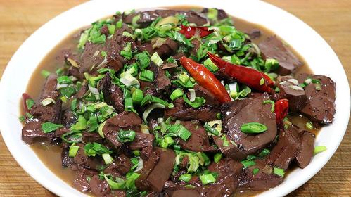 家常烧猪血,很多人第一步就错了,掌握这个技巧,猪血滑嫩又爽口