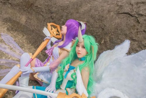 英雄联盟cosplay:星之守护者迦娜索拉卡白丝出镜,野外
