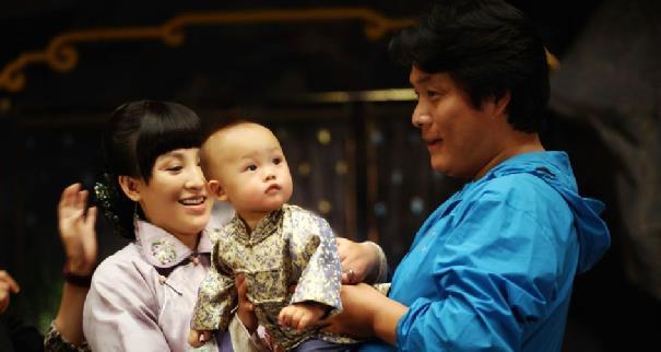 富家女19岁和导演私奔北漂,裸婚连生三胎,如今被捧成